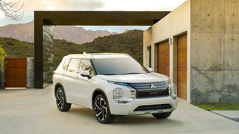2022 Mitsubishi Outlander Front Right in White